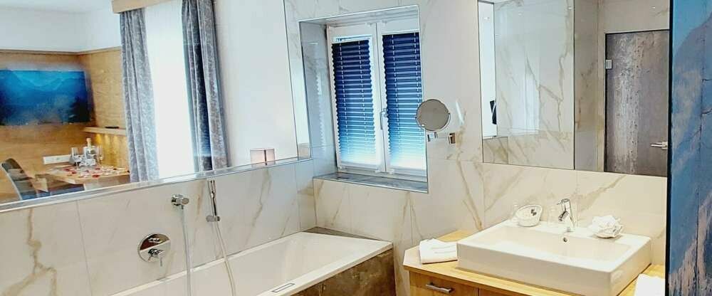 Alpenzauber-Junior-Suite-Design mit Whirlpool, Balkon oder Terrasse