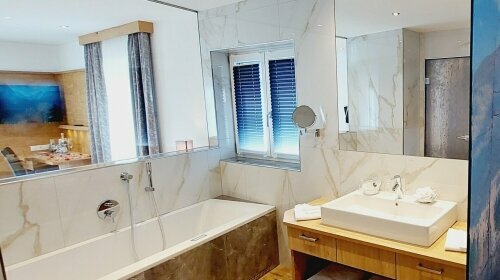 Alpenzauber-Junior-Suite-Design mit Whirlpool, Balkon oder Terrasse