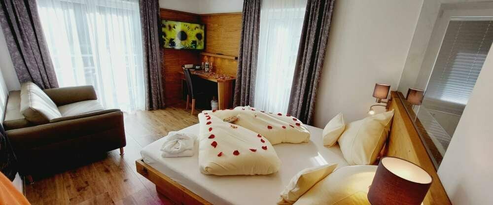 Alpenzauber-Junior-Suite-Design mit Whirlpool, Balkon oder Terrasse