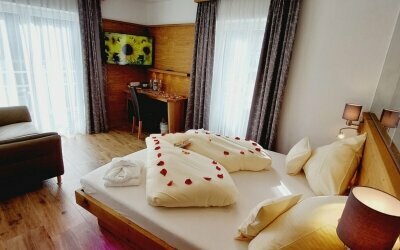 Alpenzauber-Junior-Suite-Design mit Whirlpool, Balkon oder Terrasse