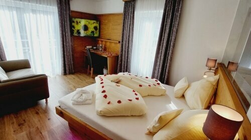 Alpenzauber-Junior-Suite-Design mit Whirlpool, Balkon oder Terrasse