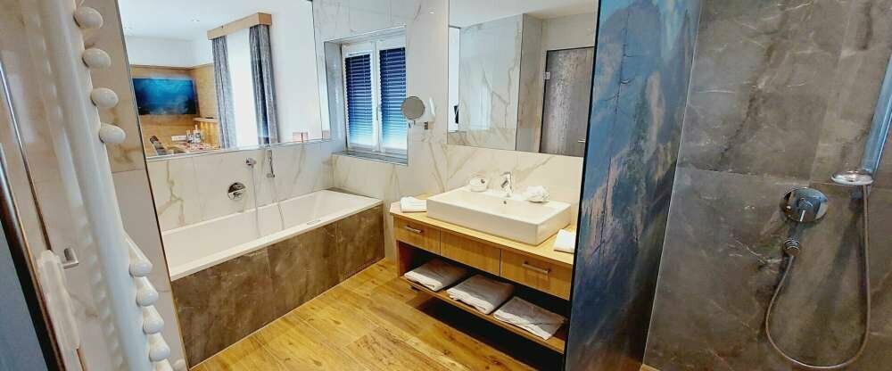 Alpenzauber-Junior-Suite-Design mit Whirlpool, Balkon oder Terrasse