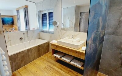 Alpenzauber-Junior-Suite-Design mit Whirlpool, Balkon oder Terrasse