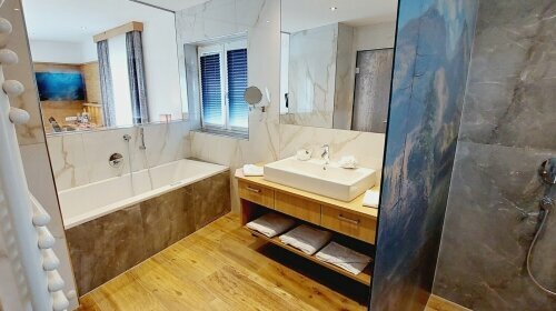 Alpenzauber-Junior-Suite-Design mit Whirlpool, Balkon oder Terrasse