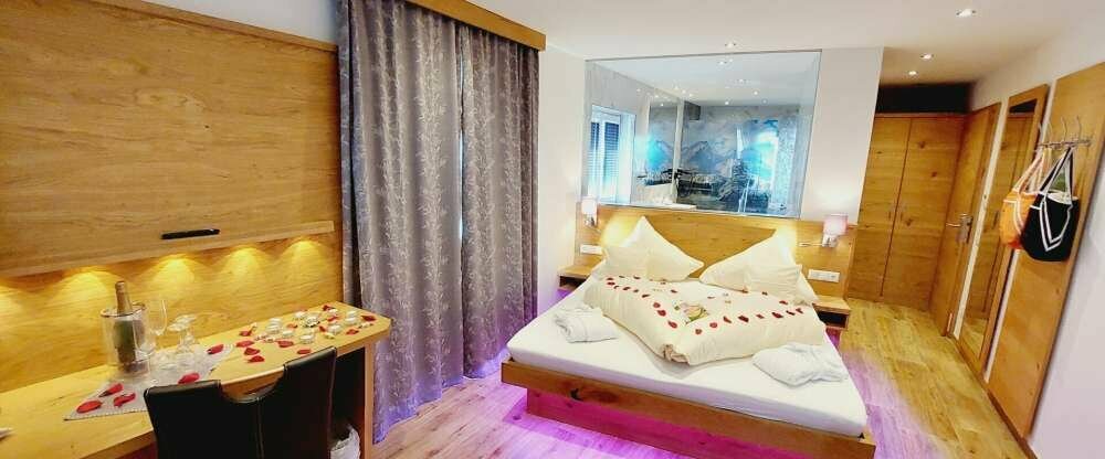 Alpenzauber-Junior-Suite-Design mit Whirlpool, Balkon oder Terrasse