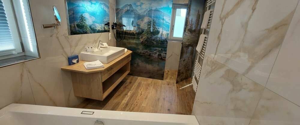 Alpenzauber-Junior-Suite-Design mit Whirlpool, Balkon oder Terrasse