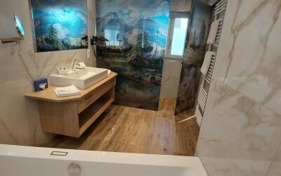 Alpenzauber-Junior-Suite-Design mit Whirlpool, Balkon oder Terrasse