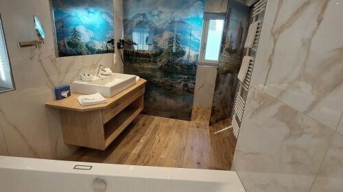 Alpenzauber-Junior-Suite-Design mit Whirlpool, Balkon oder Terrasse