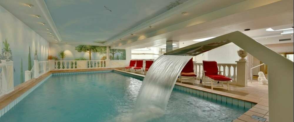 Poolansicht im Wellnessbereich