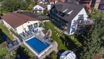 Luftaufnahme Wellnessgarten mit Aussenpool, Sonnendeck, Whirlpool und Aussen-Blockhaussauna