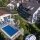 Luftaufnahme Wellnessgarten mit Aussenpool, Sonnendeck, Whirlpool und Aussen-Blockhaussauna