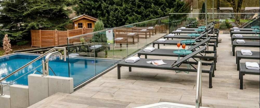 Wellnessgarten, Pool, Whirlpool, Aussensauna und Liegebereich
