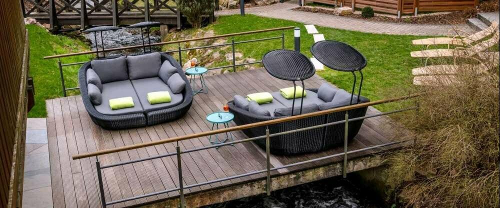 Blick auf den Relaxbereich am Bachlauf