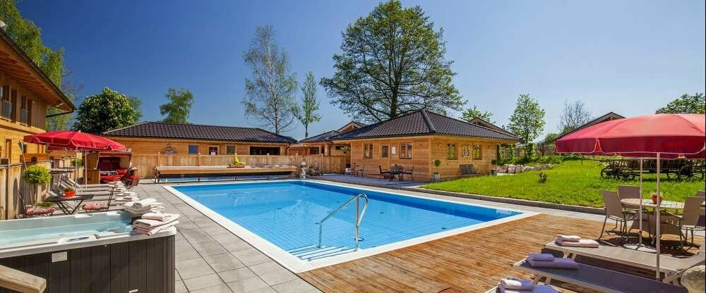 Die Wellnessoase Wellness und Spa "Bergerbad" in herrlicher Landschaft mit freiem Blick ins Grüne verfügt über zahlreiche sonnige Liegeplätze in herrlicher Natur.