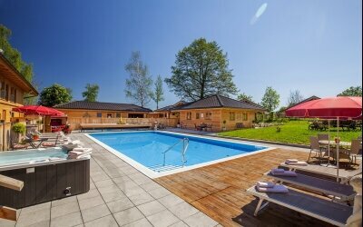 Die Wellnessoase Wellness und Spa "Bergerbad" in herrlicher Landschaft mit freiem Blick ins Grüne verfügt über zahlreiche sonnige Liegeplätze in herrlicher Natur.