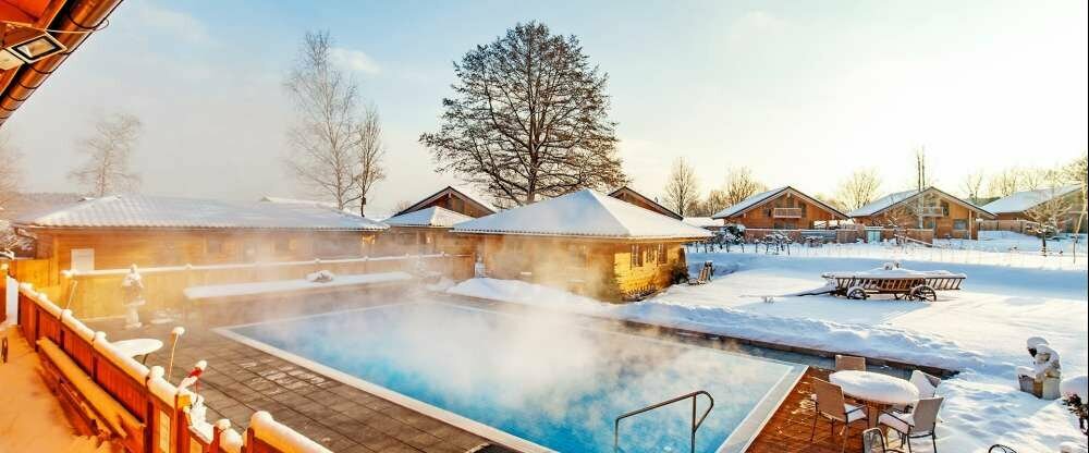 Pool mit 34°, ganzjährig beheizt , Bio - Zirbensauna mit 60 Grad Kräutersauna mit 80 Grad, Saunapool mit 25°, ganzjährig beheizt, Whirlpools ganzjährig beheizt