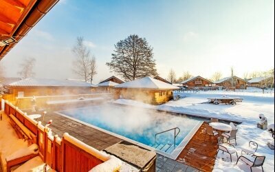 Pool mit 34°, ganzjährig beheizt , Bio - Zirbensauna mit 60 Grad
Kräutersauna mit 80 Grad, Saunapool mit 25°, ganzjährig beheizt, Whirlpools ganzjährig beheizt