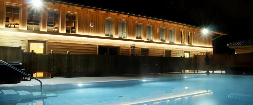 Finnische Zirbensauna mit 90 Grad Aroma - Dampfbad Moderne Infrarotkabinen, Massagen, Anwendungen, Bäder und Kosmetikbehandlungen, Bistro mit frisch zubereiteten Speisen, kleinen Snacks, Kuchen, Kaffee, Tee und Getränken, Umkleideräume