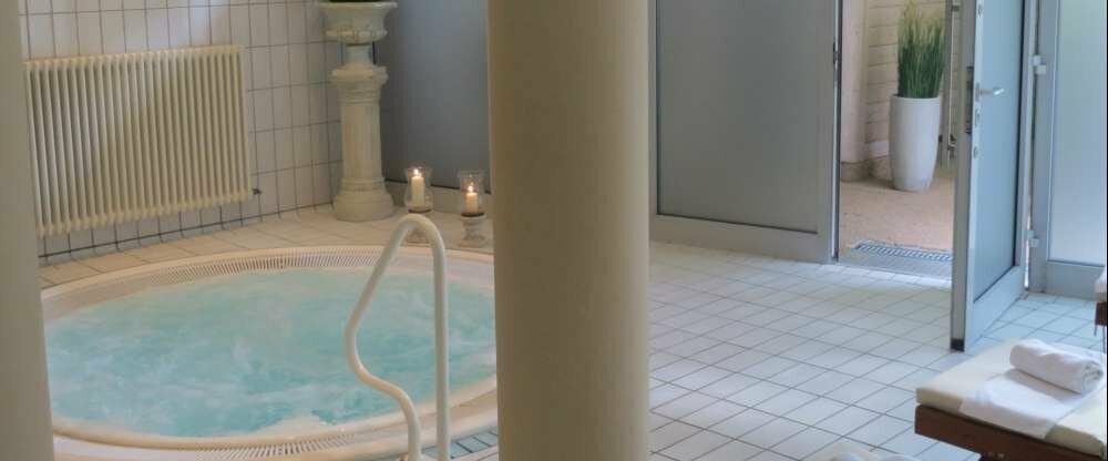 Der Whirlpool im Schwimmbadbereich. Von hier aus erreichen Sie den Außenbereich und die Außensauna.