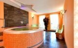 Whirlpool im Wellnessbereich