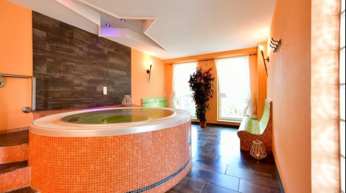 Whirlpool im Wellnessbereich