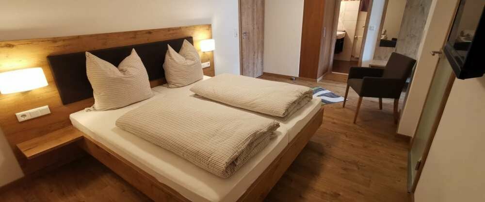 Geräumiges, modernes Zimmer mit Balkon, hochwertiger Einrichtung und einem Highlight,