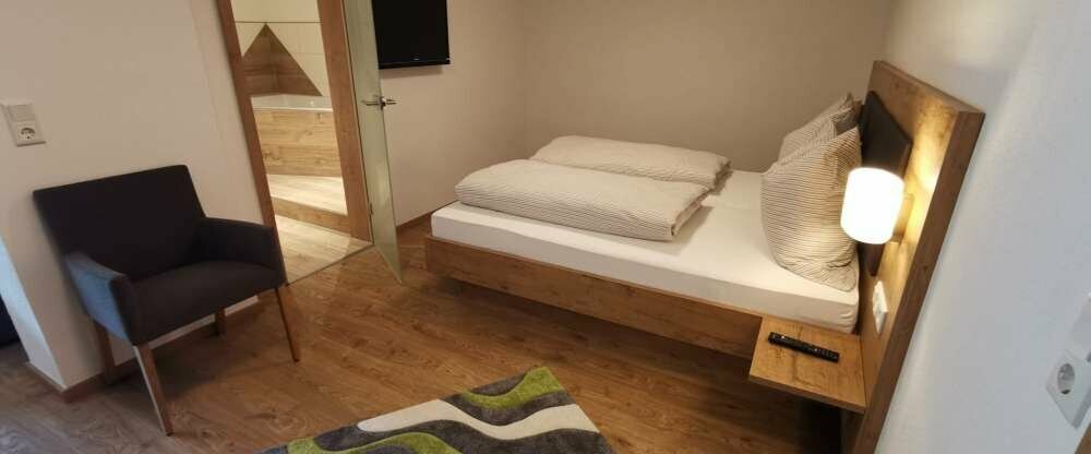 Geräumiges, modernes Zimmer mit Balkon, hochwertiger Einrichtung und einem Highlight.