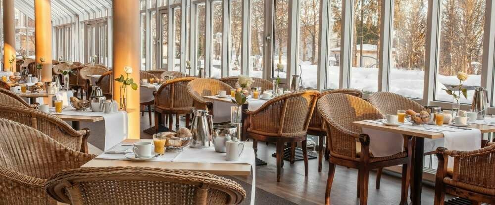 Entspanntes Frühstück im Wintergarten