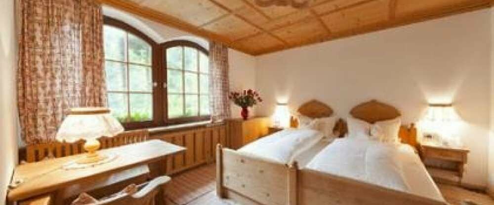 Unsere Landhauszimmer sind mit Holzboden und Holzdecke und dadurch sehr gemütlich und ech bayerisch! Diese befinden sich nur im Erdgeschoss.