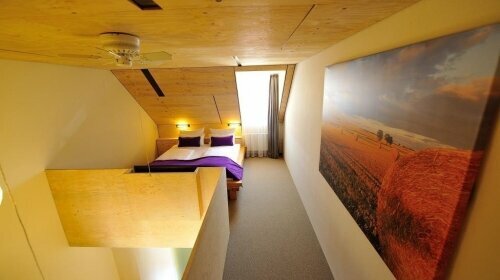 Komfort PREMIUM- Suite auf zwei Etagen mit Balkon. Auch als Familienzimmer zu nutzen. Zustellbett / Babybett möglich.