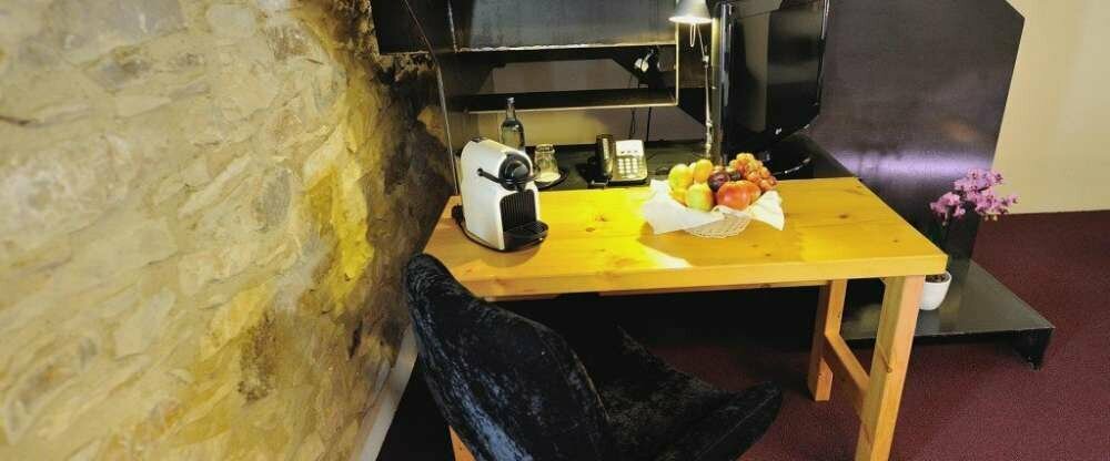 Komfort PLUS - Stadtmauermaisonette -Zimmer (auf zwei Etagen). Teilweise mit kleinem Freigang. 