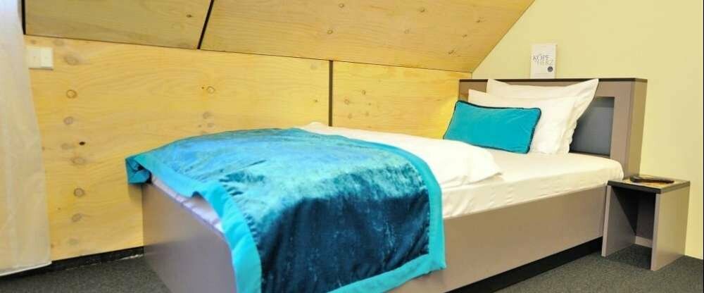 Einzelzimmer direkt unter dem Dach gelegen. Ohne Balkon, aber mit herzlichem Blick über die Stadt.