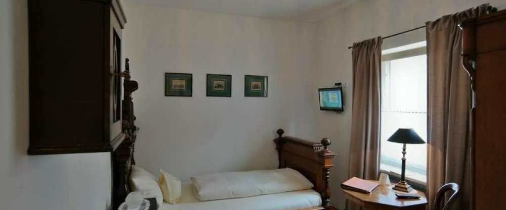 Einzelzimmer im ersten Stock mit dunklem edlem Holz im englischem Stil. In Richtung Wald und sehr ruhig.