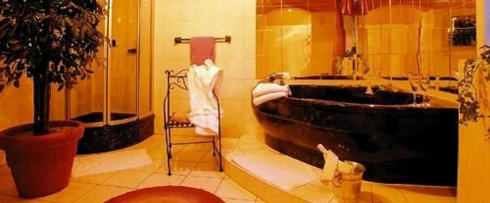 Zimmer mit Eckbadewanne