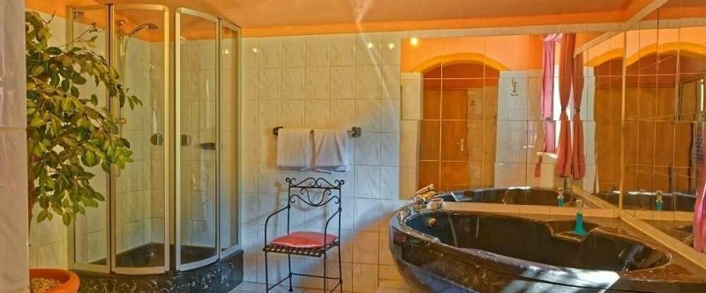 Zimmer mit Eckbadewanne