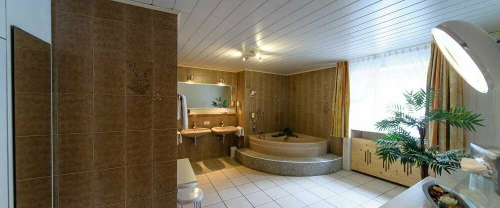 Zimmer mit Eckbadewanne