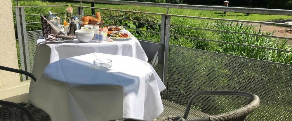 Jedes unserer Komfortzimmer verfügt über einen kleinen Balkon. Unsere Arrangements beinhalten das Zimmerfrühstück.