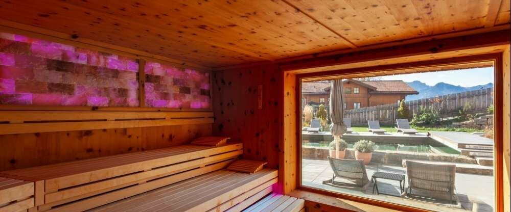geräumige Zirben-Salz-Panorama-Sauna mit Blick zum Natur-Pool