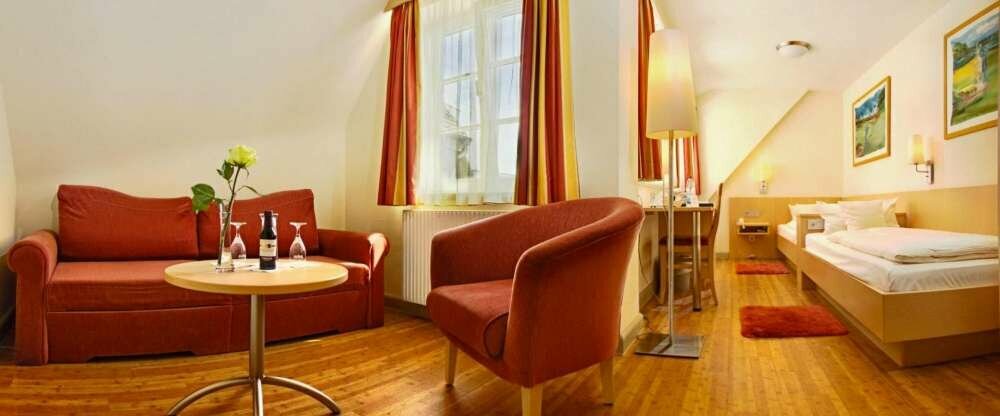 In einigen Zimmern können wir die Betten auseinader schieben, oder so wie hier, dass sie getrennt stehen. Optimal auch für "Nicht-Pärchen". Das Zimmer auf dem Bild kann auch für vier Personen aufgebettet werden (Schlafsofa).