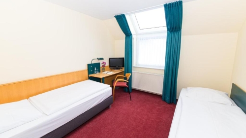    Dusche/WC
    Schreibtisch
    Direktwahl-Telefon
    Sat-TV
    Modemanschluss
    W-Lan Access-Point
    Radio
    Haarfön
    Nichtraucherzimmer