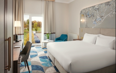 Schöne, moderne Zimmer für Ihren Komfort und angenehmen Aufenthalt. Genießen Sie alle Vorzüge der Zimmer, von bequemen Betten und frischem Nespresso-Kaffee bis hin zu weichen Bademänteln und hochwertiger Kosmetik von Molton Brown.