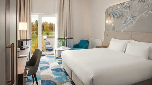 Schöne, moderne Zimmer für Ihren Komfort und angenehmen Aufenthalt. Genießen Sie alle Vorzüge der Zimmer, von bequemen Betten und frischem Nespresso-Kaffee bis hin zu weichen Bademänteln und hochwertiger Kosmetik von Molton Brown.