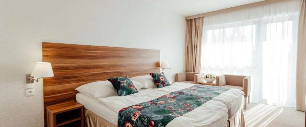 Das geräumige Zweibett-/Doppelzimmer verfügt über eine Minibar, Tee- und Kaffeezubehör, einen Kleiderschrank, Teppichboden und einen Flachbild-Sat-TV und ist für 2-3 Personen geeignet. Auf Wunsch kann ein Zustellbett zur Verfügung gestellt werden.