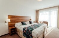 Das geräumige Zweibett-/Doppelzimmer verfügt über eine Minibar, Tee- und Kaffeezubehör, einen Kleiderschrank, Teppichboden und einen Flachbild-Sat-TV und ist für 2-3 Personen geeignet. Auf Wunsch kann ein Zustellbett zur Verfügung gestellt werden.