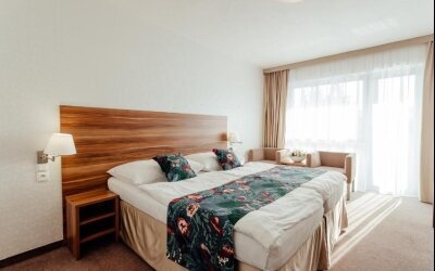 Das geräumige Zweibett-/Doppelzimmer verfügt über eine Minibar, Tee- und Kaffeezubehör, einen Kleiderschrank, Teppichboden und einen Flachbild-Sat-TV und ist für 2-3 Personen geeignet. Auf Wunsch kann ein Zustellbett zur Verfügung gestellt werden.