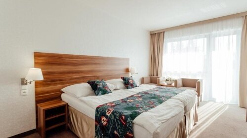 Das geräumige Zweibett-/Doppelzimmer verfügt über eine Minibar, Tee- und Kaffeezubehör, einen Kleiderschrank, Teppichboden und einen Flachbild-Sat-TV und ist für 2-3 Personen geeignet. Auf Wunsch kann ein Zustellbett zur Verfügung gestellt werden.