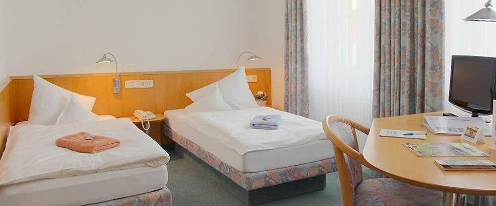 Das Hotel verfügt über ruhig gelegene Raucher- bzw. Nichtraucherzimmer mit Einzelzimmer, Doppelzimmer (auf Wunsch auch als Zweibettzimmer) und einer Suite mit Wohn- und Schlafraum.