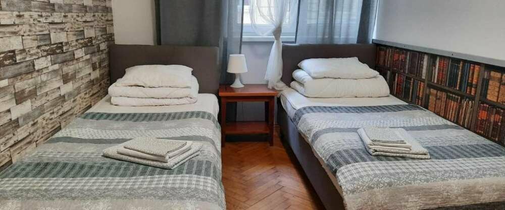 Twinbettzimmer für zwei Personen mit Standard Ausstattung. Nutzung eines Gemeinschaftsbadezimmers.