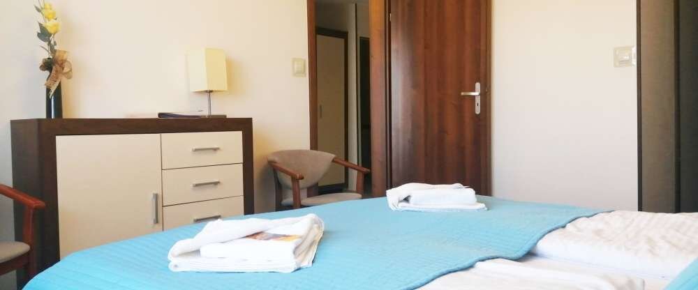 Wir bieten unseren Gästen 8 geräumige Zweizimmerappartaments mit einer Fläche von 48 m2. Jede Wohnung besteht aus einem Wohnzimmer mit Bad und einem Schlafzimmer mit Doppelbett. Alle Wohnungen verfügen über ein Badezimmer und einen Balkon. Vom Balkon h