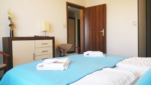 Wir bieten unseren Gästen 8 geräumige Zweizimmerappartaments mit einer Fläche von 48 m2. Jede Wohnung besteht aus einem Wohnzimmer mit Bad und einem Schlafzimmer mit Doppelbett.

Alle Wohnungen verfügen über ein Badezimmer und einen Balkon. Vom Balkon h